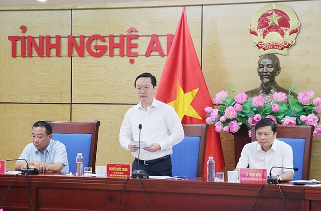 Chủ tịch UBND tỉnh Nguyễn Đức Trung phát biểu chỉ đạo tại Phiên họp.