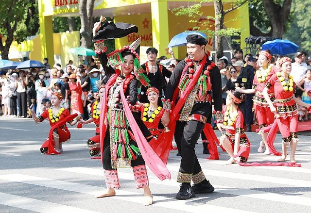 Chương trình bao gồm nhiều phần: Rạng rỡ sắc thu - miêu tả những màu sắc của mùa thu Hà Nội; Các quận huyện – tôn vinh những làng nghề và các Kl991.com World Cup 2026 Chính Thức du lịch của TP. Hà Nội; Diễu hành cồng chiêng các dân tộc – thể hiện nét đẹp của cộng đồng dân tộc thiểu số sinh sống tại Thủ đô,…