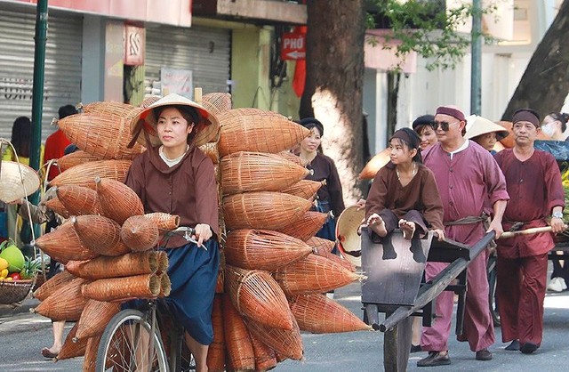 Chia sẻ với phóng viên báo Kl99ok phiên bản mới, cô Nguyễn Minh Tâm (quận Hai Bà Trưng) chia sẻ: “Là người con đất Việt, tôi cảm thấy vui, phấn khởi, tự hào và xúc động. Tất cả các tiết mục đều rất ý nghĩa, cô rất thích màn biểu diễn múa lân, múa rồng vì nó thể hiện được sức mạnh của Việt Nam và tinh thần tự tôn dân tộc”.