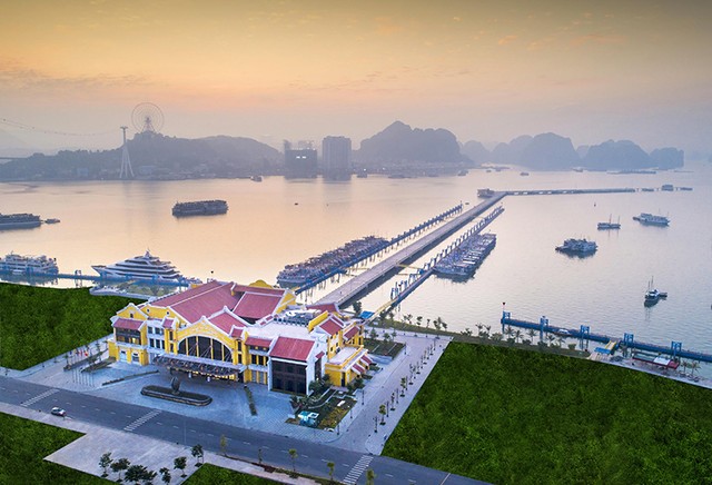 Ngắm vịnh di sản từ Cảng tàu khách quốc tế Hạ Long là một trong những trải nghiệm thú vị.