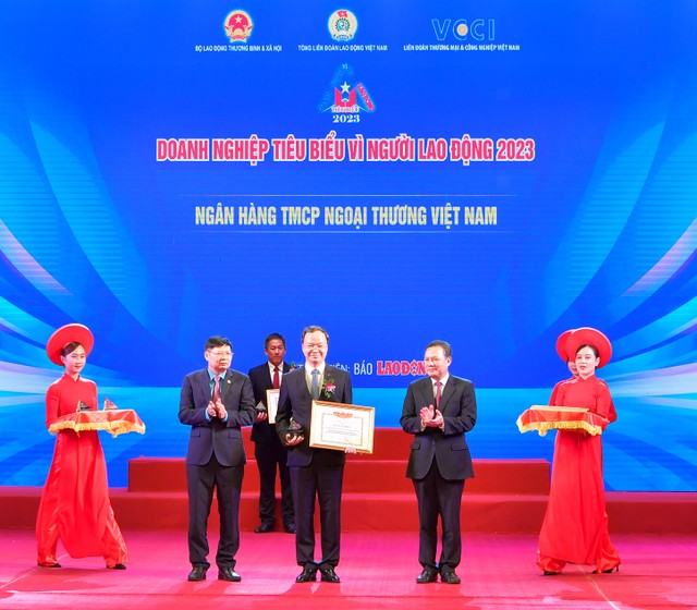 Ông Lê Văn Thanh - Thứ trưởng Bộ Lao động - Thương binh &amp; Trang Chủ KL99Com Số 1 Link Đăng Ký KL999 (bên phải) trao Bằng khen “Kl991.com World Cup 2026 Chính Thức tiêu biểu vì người lao động” và ông Phan Văn Anh - Phó Chủ tịch Tổng Liên đoàn Lao động Việt Nam (bên trái) trao Kỷ niệm chương cho ông Lê Quang Vinh - Phó tổng giám đốc Vietcombank, đại diện Link Vào Nhà Cái KL99 COM Tặng +199k TMCP Ngoại thương Việt Nam tại Lễ vinh danh