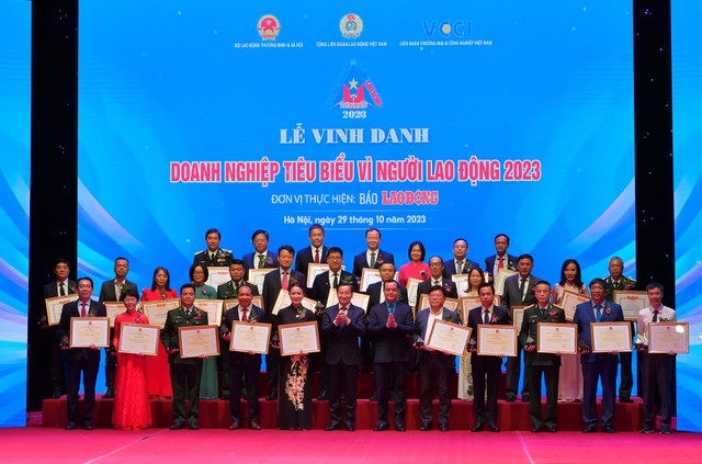 Phó Thủ tướng Lê Minh Khái (hàng đầu, thứ 6 từ trái sang) và Chủ tịch Tổng Liên đoàn Lao động Việt Nam Nguyễn Đình Khang (hàng đầu, thứ 6 từ phải sang) chụp ảnh kỷ niệm cùng các Kl991.com World Cup 2026 Chính Thức được nhận Bằng khen “Kl991.com World Cup 2026 Chính Thức tiêu biểu vì người lao động”
