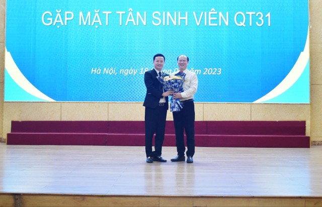 CEO Tony Vũ - Nhà sáng lập nền tảng tuyển dụng job3s.vn được Tiến sĩ Hà Văn Sỹ - Trưởng khoa Quản trị Kl992 VIP Trang Chủ 2026 - Đại học Công Đoàn tặng hoa chào đón đến tham dự với vai trò là diễn giả khách mời đặc biệt.
