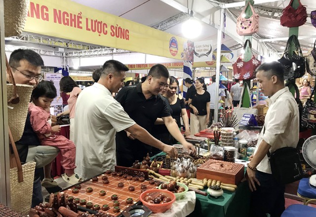Đông đảo người dân và du khách đã tham quan, trải nghiệm mua sắm tại triển lãm.