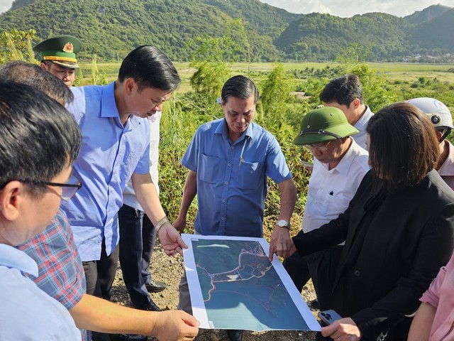 Ông Nguyễn Văn Tùng, Chủ tịch UBND TP. Hải Phòng đi kiểm tra thực địa về công tác quản lý đất đai và triển khai một số dự án trên địa bàn huyện Cát Hải. Ảnh: Thanh Sơn
