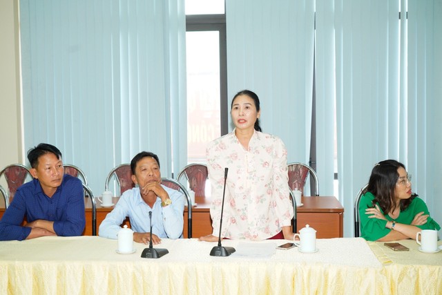 Đại diện một số hộ dân nêu ý kiến tại cuộc làm việc. Ảnh: Thanh Sơn