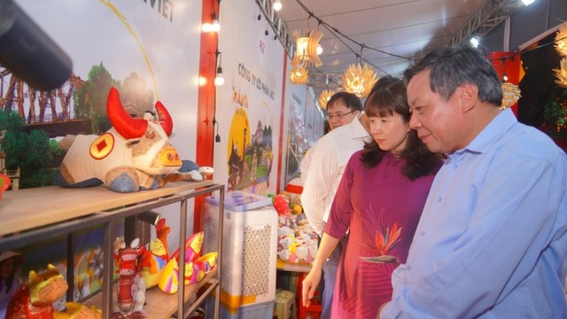 Các đại biểu tham quan gian hàng quà tặng tại Lễ hội. (Ảnh: Anh Tùng)