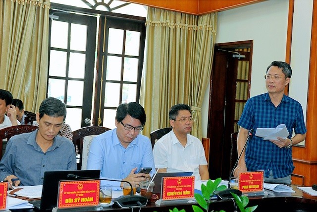 Ông Nguyễn Trung Kiên, Trưởng Ban Quản lý các khu công nghiệp tỉnh Hải Dương trình bày tờ trình về 2 dự án tại phiên họp UBND tỉnh thường kỳ tháng 11.