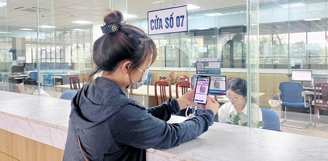 Người dân thực hiện thanh toán không dùng tiền mặt bằng hình thức QR code tại Bệnh viện đa khoa tỉnh Vĩnh Phúc