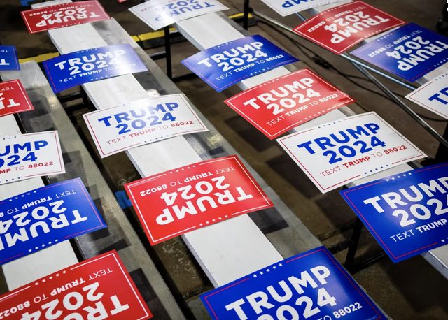 Áp phích vận động tranh cử cựu Tổng thống Donald Trump trước cuộc vận động ở Waterloo, Iowa, ngày 7/10/2023. Ảnh: NYT