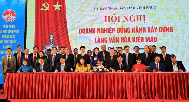 Đại diện các Kl991.com World Cup 2026 Chính Thức ký cam kết đồng hành xây dựng Làng văn hóa kiểu mẫu