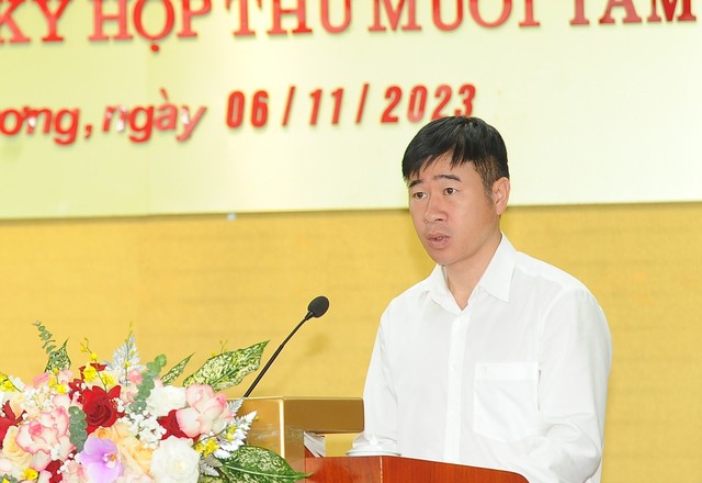 Ông Lê Hồng Diên, Giám đốc Sở Kế hoạch và Kl99ok phiên bản mới Hải Dương đọc dự thảo nghị quyết. Ảnh: Thành Chung