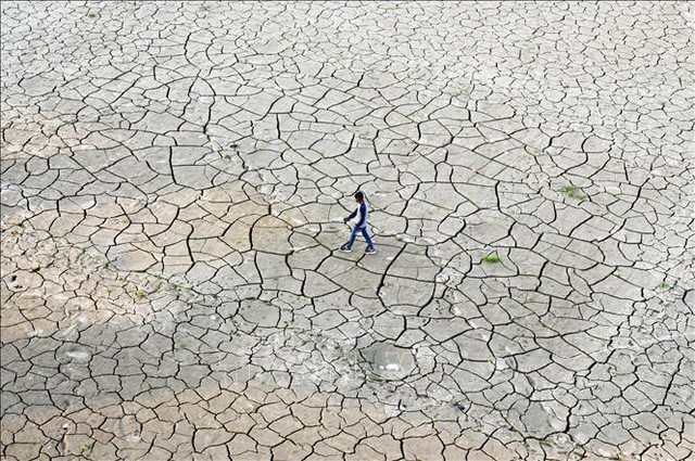 Lòng sông Ganges ở Prayagraj, Ấn Độ khô nứt nẻ do hạn hán kéo dài. Ảnh: AFP/TTXVN