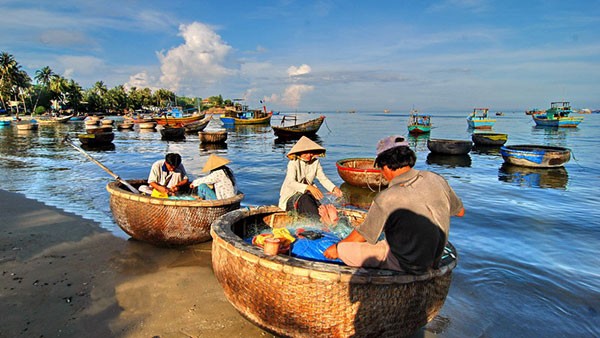 Đến Phú Quốc, du khách sẽ có cơ hội trải nghiệm hoạt động đánh bắt hải sản cùng ngư dân làng chài Hàm Ninh.