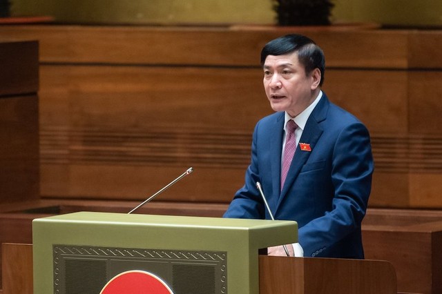 Tổng thư ký Quốc hội Bùi Văn Cường báo cáo tại hội nghị.