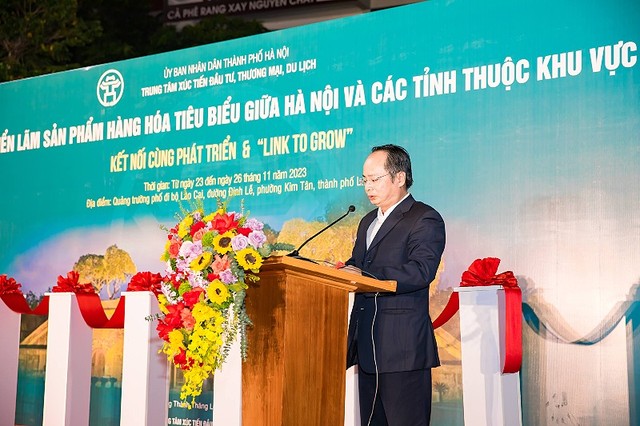 Ông Lê Tự Lực, Phó giám đốc Trung tâm Xúc tiến Kl99ok phiên bản mới, Thương mại, Du lịch Thành phố Hà Nội phát biểu tại buổi triển lãm.