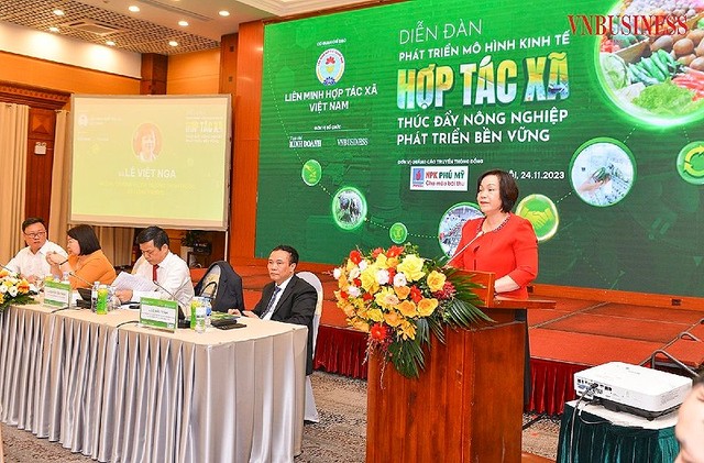 Bà Lê Việt Nga Phó vụ trưởng Vụ thị trường trong nước (Bộ Công Thương) phát biểu tại Diễn đàn. (Ảnh: Vnbusiness)