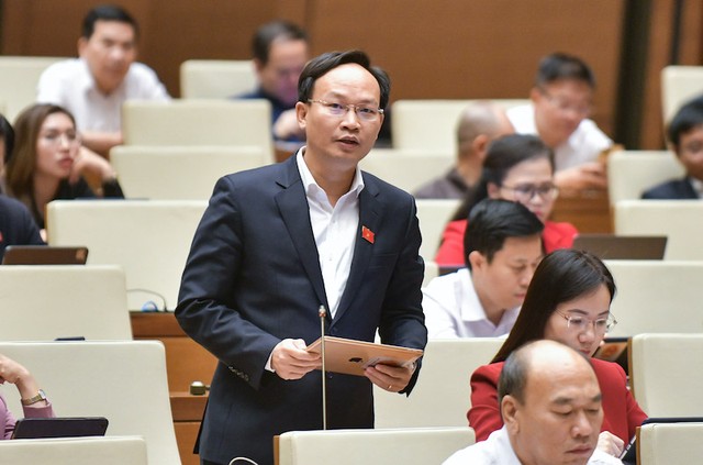 Đại biểu Phạm Văn Thịnh (Bắc Giang) tranh luận.