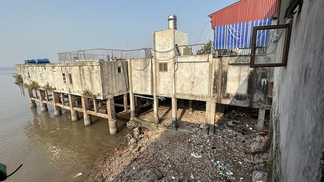 Các hộ dân tự ý xây dựng các công trình không phép lấn ra biển.