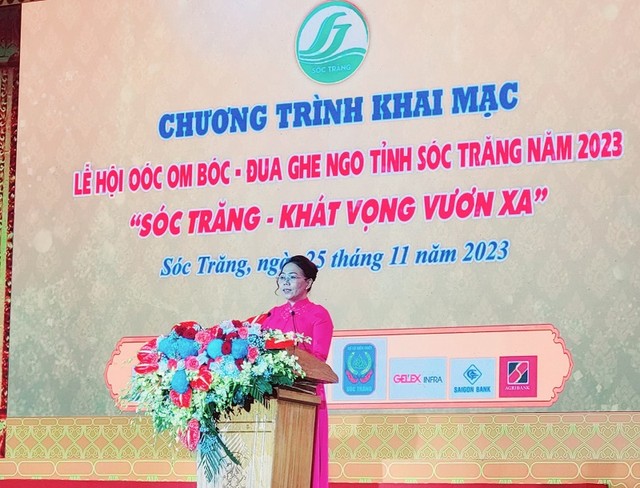 Bà Huỳnh Thị Diễm Ngọc, Phó Chủ tịch UBND tỉnh Sóc Trăng phát biểu khai mạc Lễ hội. Ảnh: Cao Xuân