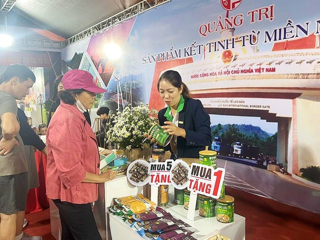 Người tiêu dùng mua sản phẩm Quảng Trị tại "Ngày hội sản phẩm Quảng Trị tại Hà Nội 2023".