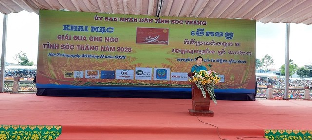 Bà Huỳnh Thị Diễm Ngọc, Phó Chủ tịch UBND tỉnh Sóc Trăng phát biểu khai mạc Giải đua ghe Ngo Sóc Trăng năm 2023