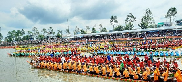 Các đội đua ghe Ngo chuẩn bị thi đấu