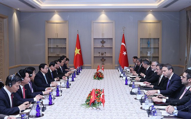 Thủ tướng Phạm Minh Chính và Phó Tổng thống Cevdet Yilmaz tiến hành hội đàm (Ảnh: VGP/Nhật Bắc)