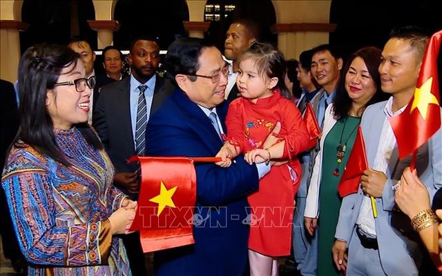 Cán bộ, nhân viên Đại sứ quán và cộng đồng người Việt Nam tại UAE đón Thủ tướng Phạm Minh Chính và Phu nhân tại sân bay quốc tế Al Maktoum, thành phố Dubai. Ảnh: Dương Giang/TTXVN Cán bộ, nhân viên Đại sứ quán và cộng đồng người Việt Nam tại UAE đón Thủ tướng Phạm Minh Chính và Phu nhân tại sân bay quốc tế Al Maktoum, thành phố Dubai. Ảnh: Dương Giang/TTXVN