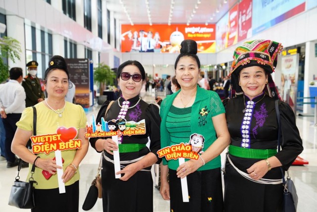 Chuyến bay khai trương kết nối TP. Hồ Chí Minh và Điện Biên được người dân và du khách Điện Biên chờ đón.