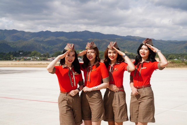 Phi hành đoàn Vietjet chào đón hành khách trên hành trình kết nối TP. Hồ Chí Minh với Điện Biên.