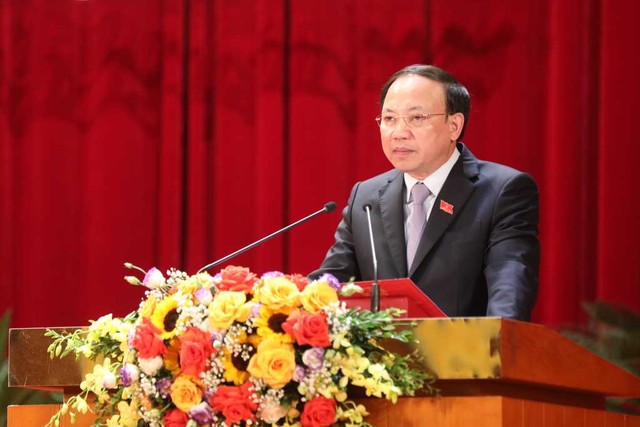 Ông Nguyễn Xuân Ký, Ủy viên Trung ương Đảng, Bí thư Tỉnh ủy, Chủ tịch HĐND tỉnh Quảng Ninh đọc tờ trình giới thiệu ông Cao Tường Huy, Phó Bí thư Tỉnh ủy, quyền Chủ tịch UBND tỉnh ứng cử chức vụ Chủ tịch UBND tỉnh Quảng Ninh. Ảnh: Quảng Ninh Portal