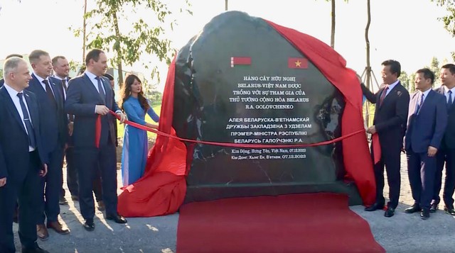 Hàng cây hữu nghị Belarus – Việt Nam được trồng tại khuôn viên Công ty cổ phần xuất, Link Vào Nhà Cái KL99 COM Tặng +199k và chế biến thực phẩm Âu Việt (xã Chính Nghĩa,huyện Kim Động, tỉnh Hưng Yên).