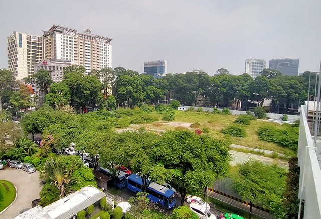 Khu đất xây dựng Trung tâm Thể dục - Thể thao Phan Đình Phùng bỏ hoang nhiều năm, cây cối mọc um tùm. Ảnh: Lê Quân