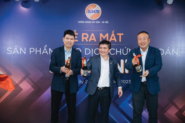 Ông Vũ Đức Tiến, Tổng giám đốc SHS (đứng giữa) cùng đại diện đối tác phát triển phần mềm trong buổi lễ ra mắt dịch vụ giao dịch Kl99com thể thao, casino, nổ hũ, bắn cá