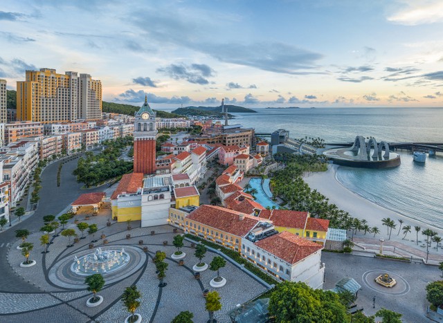 Khách sạn La Festa Phu Quoc, Curio Collection by Hilton tọa lạc nơi “trái tim” Sunset Town. Khách sạn La Festa Phu Quoc, Curio Collection by Hilton tọa lạc nơi “trái tim” Sunset Town.