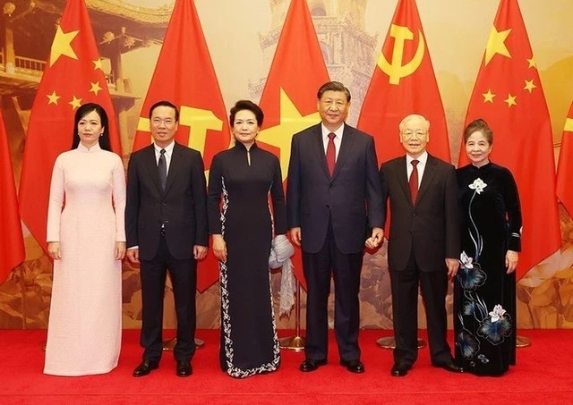 Tổng Bí thư Nguyễn Phú Trọng và Phu nhân, Chủ tịch nước Võ Văn Thưởng và Phu nhân tổ chức chiêu đãi trọng thể chào mừng Tổng Bí thư, Chủ tịch nước Trung Quốc Tập Cận Bình và Phu nhân. (Ảnh: TTXVN)