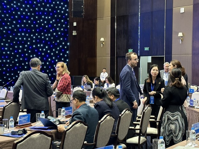 Các đại biểu trao đổi bên lề hội nghị. Ảnh: Quỳnh Nga.