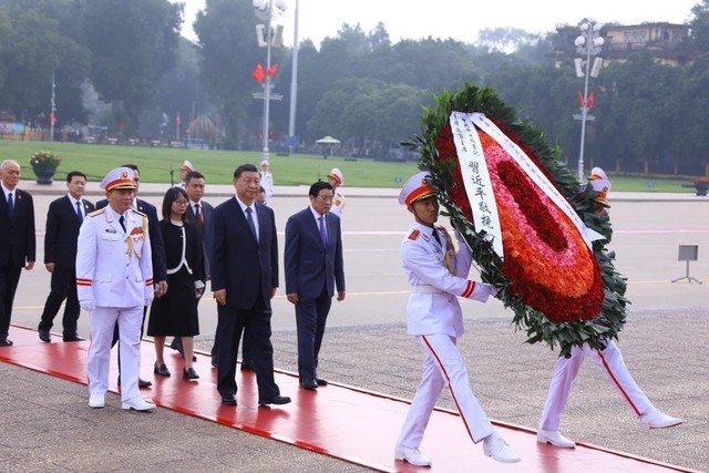 Tổng Bí thư, Chủ tịch nước Trung Quốc vào Lăng viếng Chủ tịch Hồ Chí Minh (Ảnh: TTXVN)