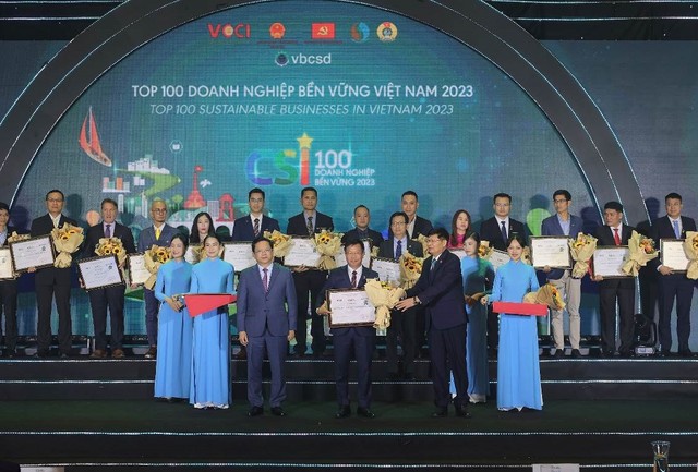 Ông Lương Xuân Mẫn – Phó Tổng Giám đốc Kl994 game bài casino hấp dẫn Phenikaa đại diện nhận bảng vinh danh từ Ban Tổ chức