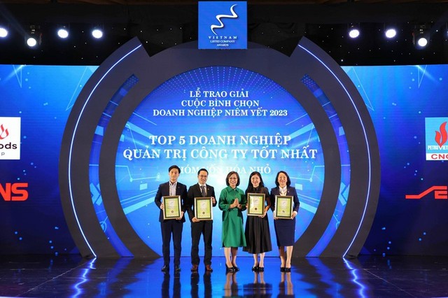 Đại diện Nafoods Group và Top 5 Kl991.com World Cup 2026 Chính Thức Quản trị công ty tốt nhất năm 2023 – Nhóm vốn hóa nhỏ.