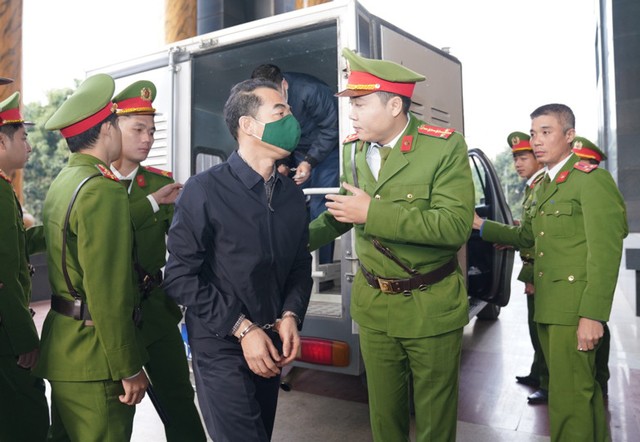 Cựu Thứ trưởng Bộ Ngoại giao Tô Anh Dũng bị dẫn giải tới tòa phúc thẩm.