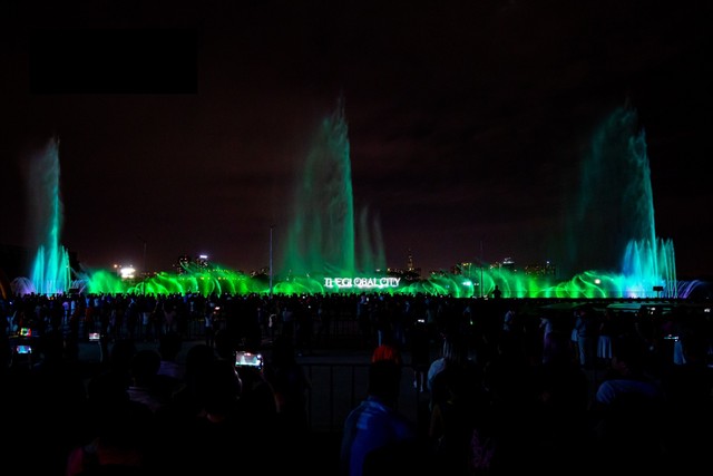 Bữa tiệc countdown mừng năm mới tại The Global City không thể thiếu những màn trình diễn nhạc nước mãn nhãn - nét đặc trưng của Trung tâm mới.