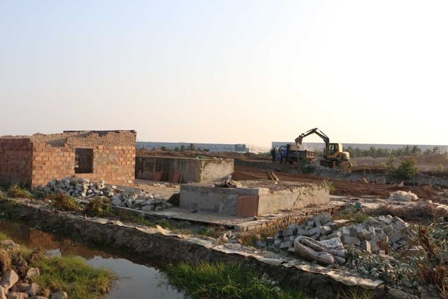 Các hộ dân thôn 6, xã Sông Khoai, TX Quảng Yên tự nguyện tháo dỡ công trình kiến trúc. Ảnh: Quảng Ninh Portal