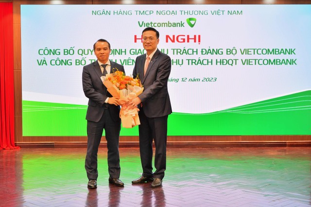 Ông Phạm Quang Dũng - Bí thư Đảng ủy, Chủ tịch HĐQT Vietcombank (bên phải) tặng hoa chúc mừng ông Đỗ Việt Hùng Ông Phạm Quang Dũng - Bí thư Đảng ủy, Chủ tịch HĐQT Vietcombank (bên phải) tặng hoa chúc mừng ông Đỗ Việt Hùng