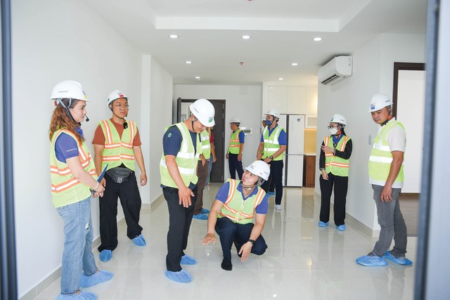 Khách hàng đi xem nhà thực tế tại dự án của Phú Đông Group. Việt Dũng