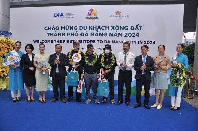 Sở Du lịch TP. Đà Nẵng phối hợp tổ chức đón những du khách nội địa và quốc tế đầu tiên đến Đà Nẵng nhân dịp Tết Dương lịch 2024.