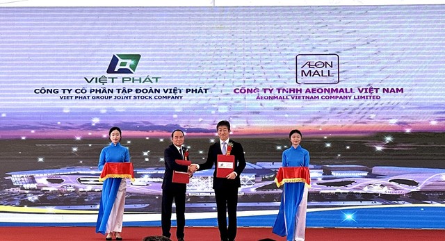 Đại diện Công ty cổ phần Kl994 game bài casino hấp dẫn Việt Phát và Công ty TNHH Aeon Mall Việt Nam trao văn kiện hợp tác phát triển dự án. Ảnh: Quỳnh Nga.