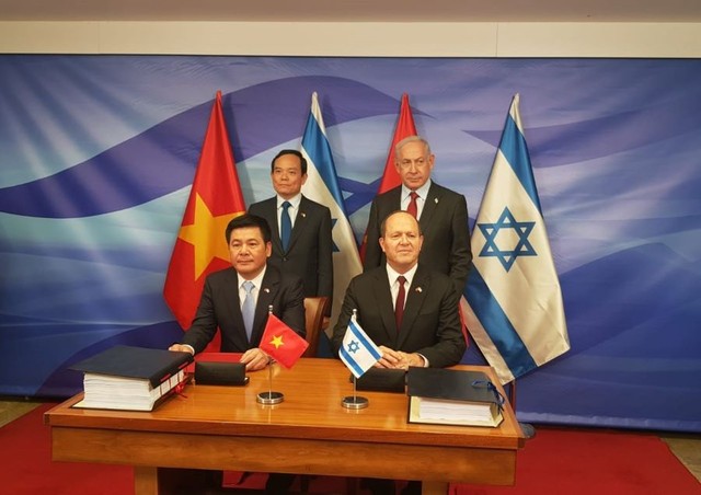 Phó thủ tướng Trần Lưu Quang và Thủ tướng Israel Benjamin Netanyahu chứng kiến lễ ký kết FTA Việt Nam-Israel (VIFTA).
