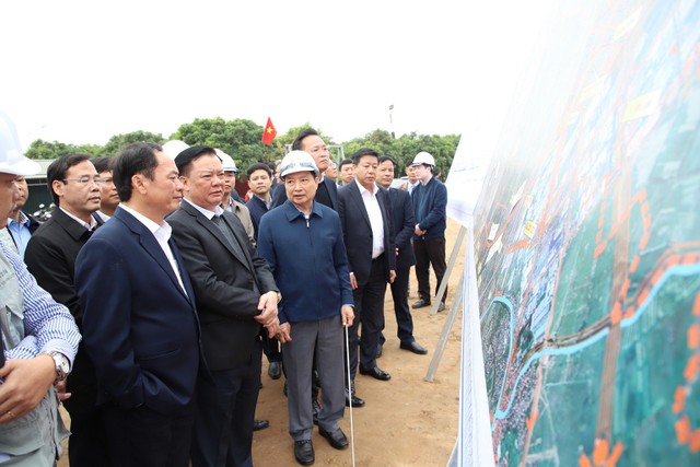 Các đại biểu kiểm tra thực địa tình hình thi công xây dựng dự án Kl99ok phiên bản mới xây dựng đường Vành đai 4 – Vùng Thủ đô Hà Nội trên địa bàn tỉnh Hưng Yên. Ảnh: Phạm Đăng